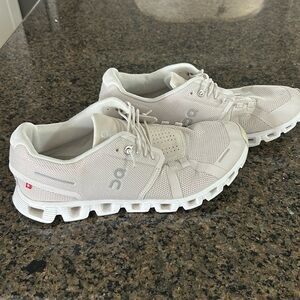 On Cloud 5 Pearl White Women's 9 Running Shoes Sneakers Athletic
